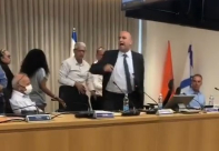 فيديو: جدال حاد بين رئيس بلدية اللد وعضو المجلس البلدي 